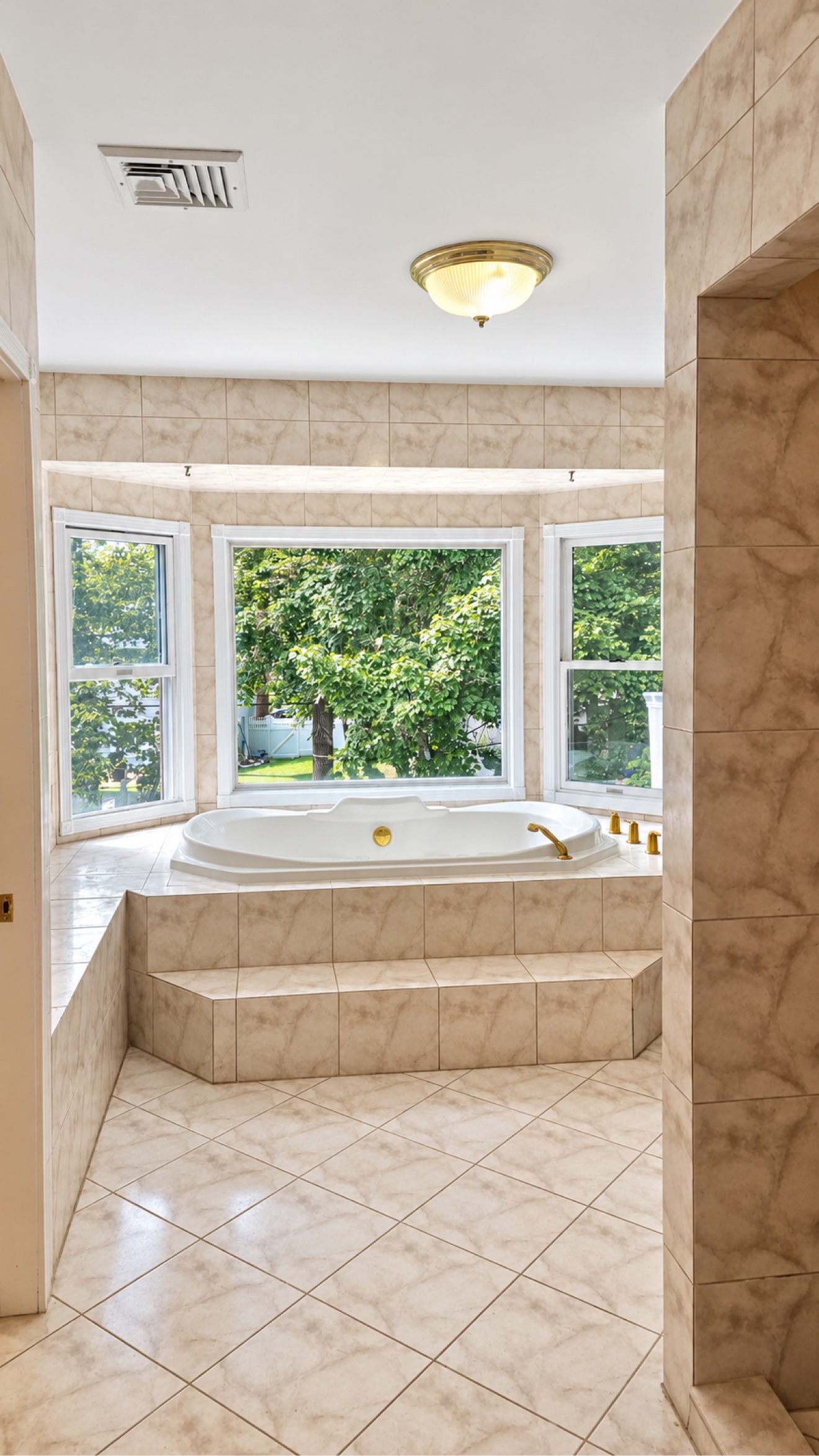 Baño principal con jacuzzi de 5 Wynville Court