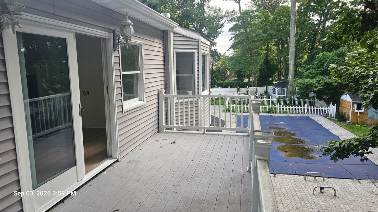 Deck con vista a la piscina de 5 Wynville Court