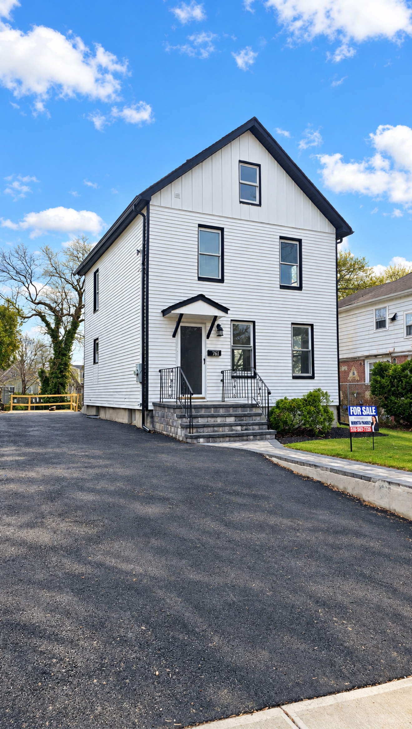 Fachada principal de 24 Columbus Drive, Huntington Station