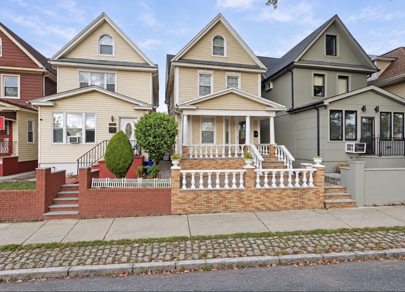 Segunda vista de la fachada de 85-12 Woodhaven Boulevard