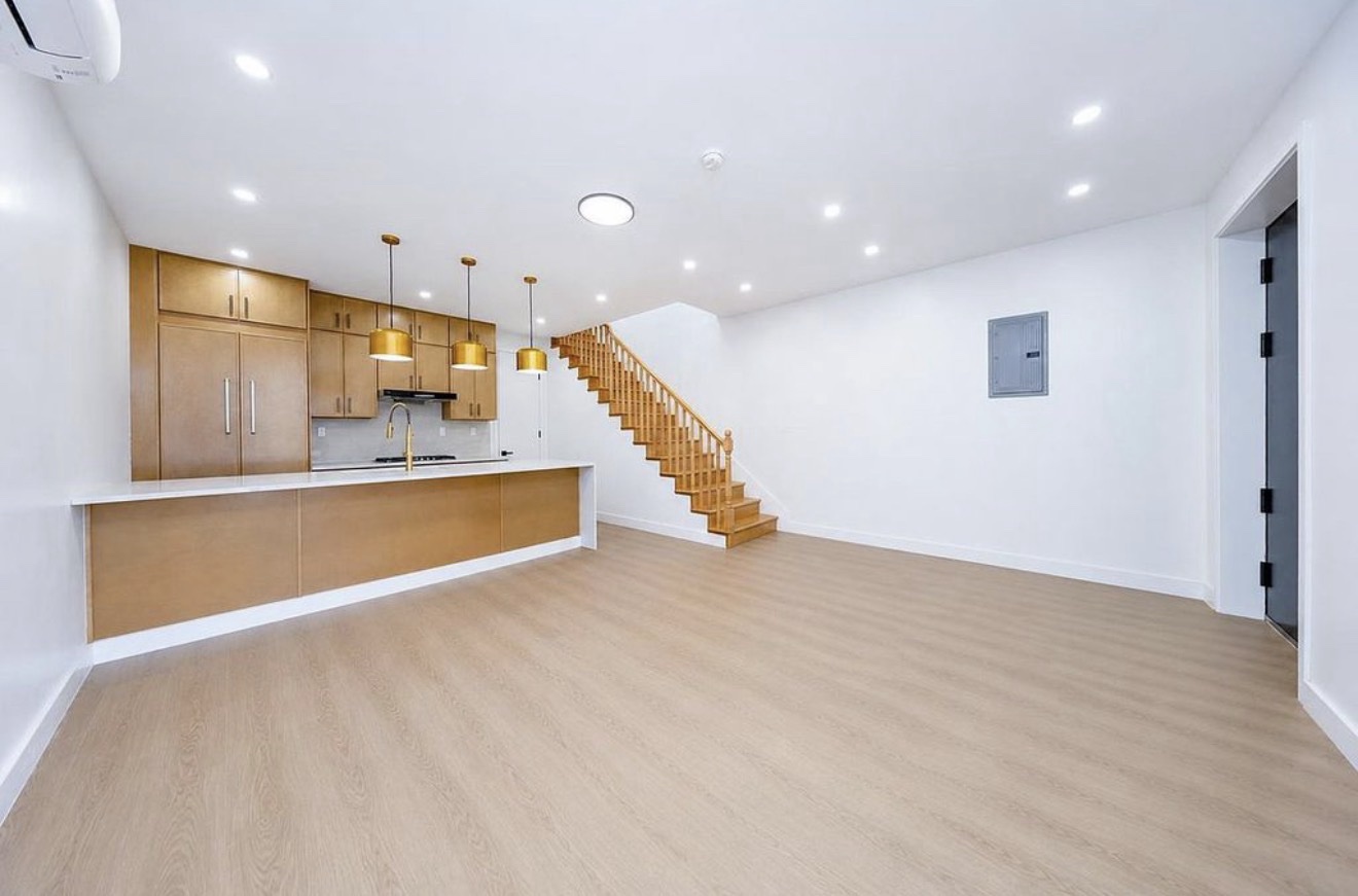 Sala abierta a la cocina de 25 Goodwin Place