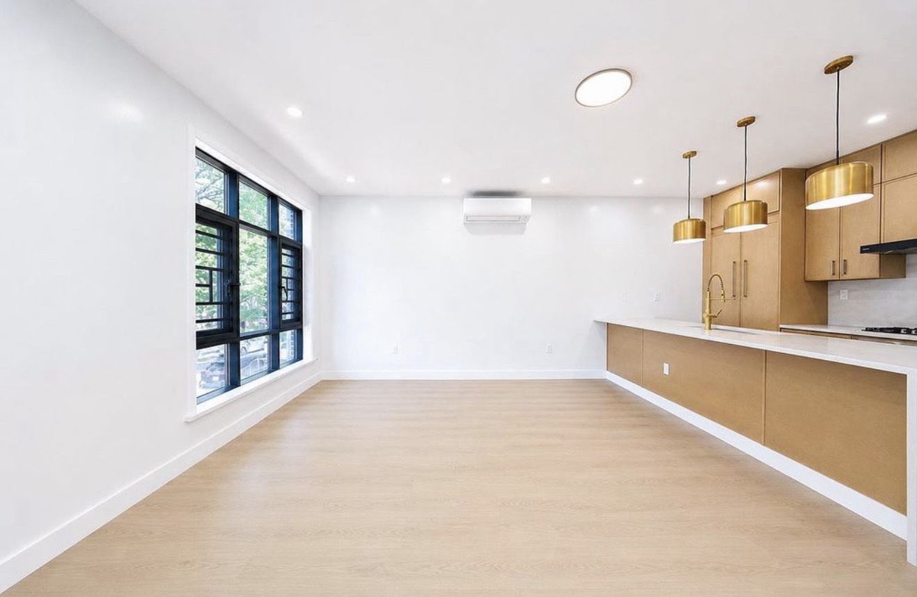 Cocina con isla de 25 Goodwin Place