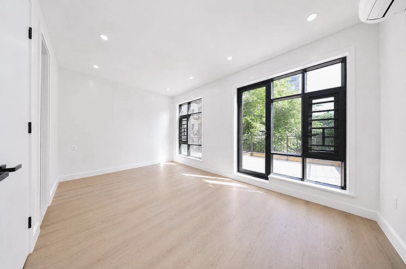 Dormitorio con acceso a la terraza en 25 Goodwin Place