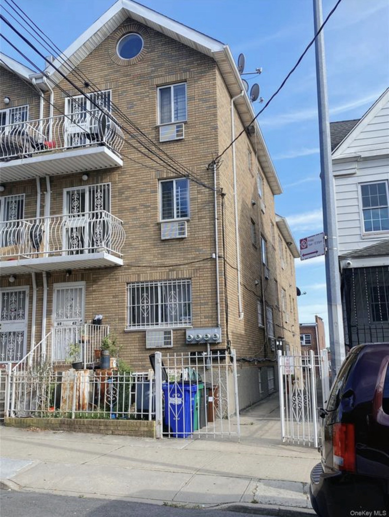Fachada principal de 69-42 43rd Avenue, Woodside