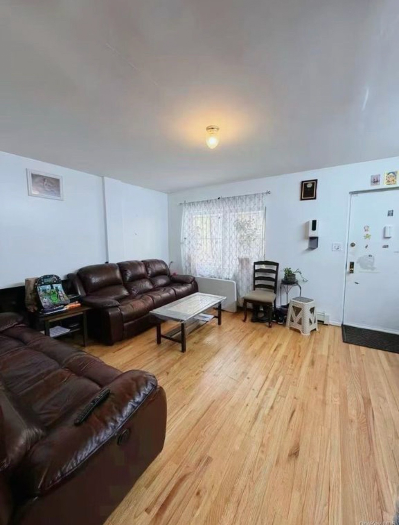 Segunda vista de la sala de 69-42 43rd Avenue
